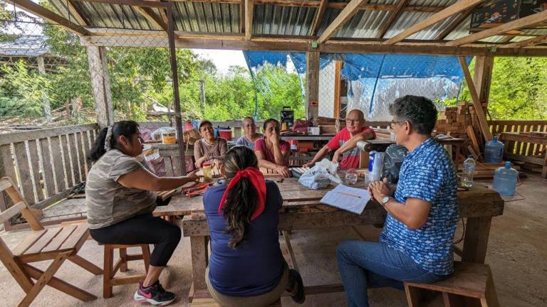 $!El maestro voluntario Wolfgang Kastens capacitó a mujeres de Quintana Roo para la fabricación de muebles rústicos.