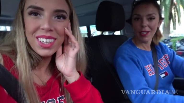 Chicas youtubers ayudan a mendigos... lanzándoles comida desde su auto
