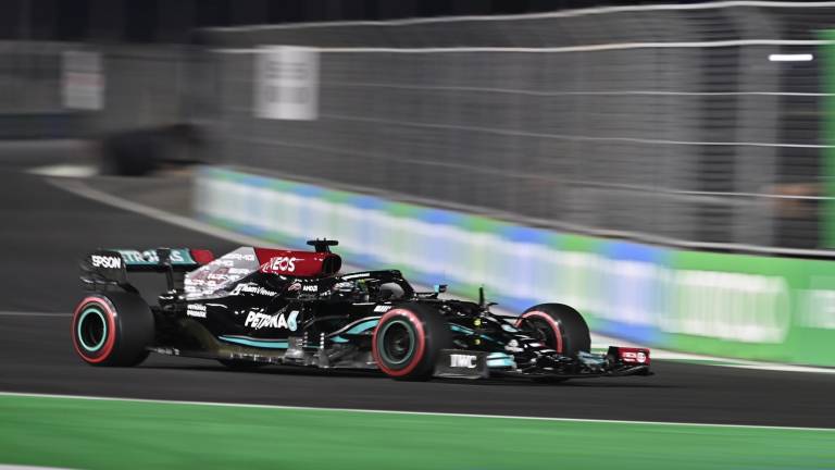 $!Un error del holandés le da la ventaja al Lewis Hamilton con el pole del Gran Premio de Arabia Saudita