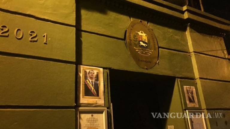 Amanecen varias sedes diplomáticas de Venezuela en el mundo con fotos de Guaidó