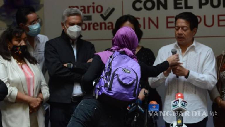 Feministas irrumpen mitin de Mario Delgado en Morelia, Michoacán