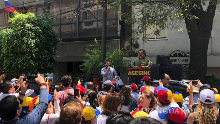 Venezolanos en México rompen piñata de Maduro frente a embajada