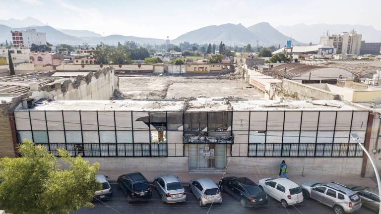 $!Las nubes de polvo al momento del derrumbe del interior pusieron en alerta a los ciudadanos y socios del SMA de que algo estaba sucediendo. Nada pudo frenar la demolición y solo quedó la fachada.