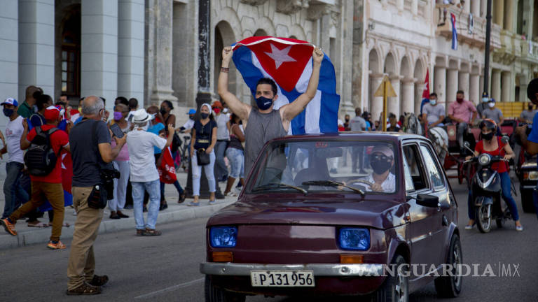Marchan en Cuba simpatizantes del gobierno para recordar a Fidel Castro