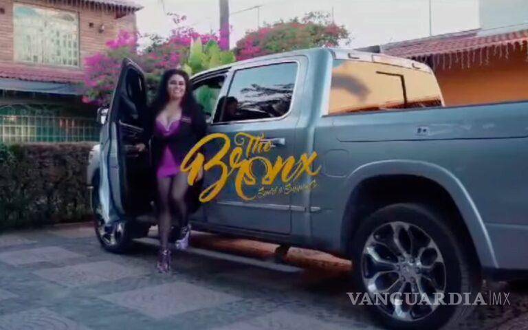 $!En el video, Tiscareño de Lira se muestra conduciendo una lujosa camioneta Ram, ataviada con una blusa de escote pronunciado, y sirviendo tequila