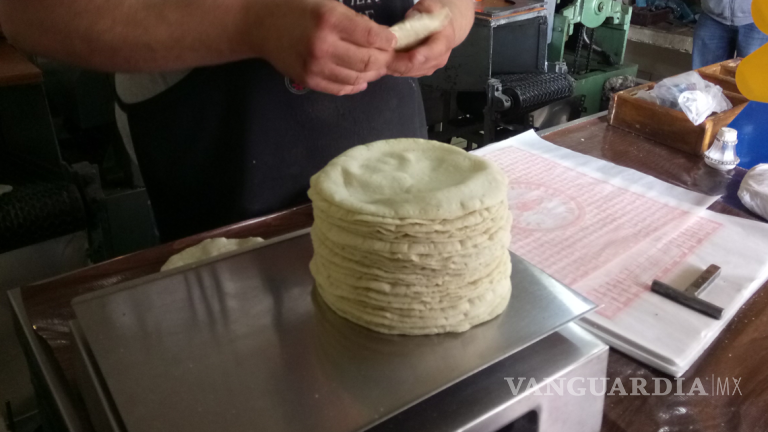 ‘¿Cuántos kilos de tortilla se pueden comprar?’: AMLO revela su indicador para saber estado del salario mínimo