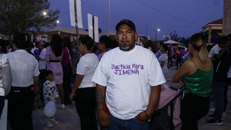 $!Jorge, el padre de Jimena en la marcha para condenar el feminicidio de su hija en Sabinas. La recuerda como una hija hermosa.