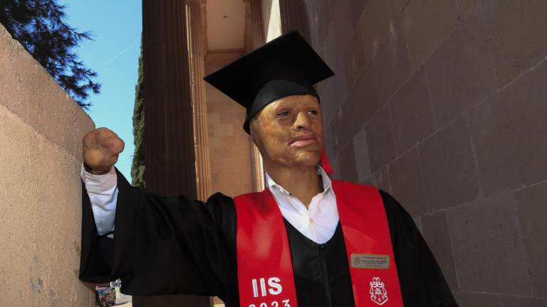 $!A Juan Armando Castillo, ingeniero industrial y de sistemas, le niegan darle trabajo porque no cuentan con los dedos de las manos.