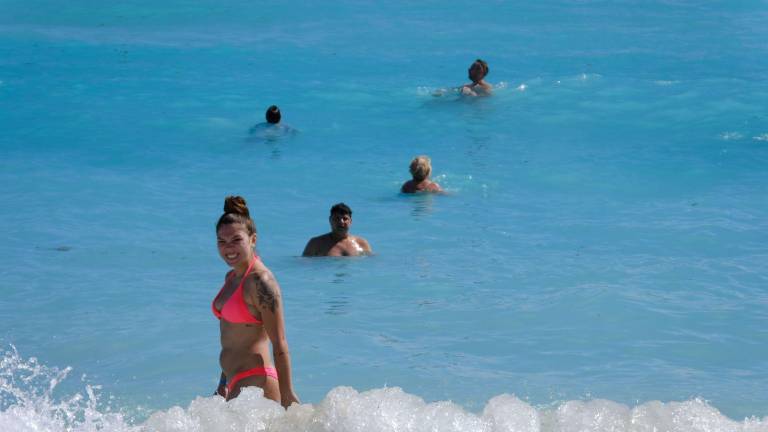 Turistas disfrutan de las playas en este día de Navidad en el caribe mexicano.
