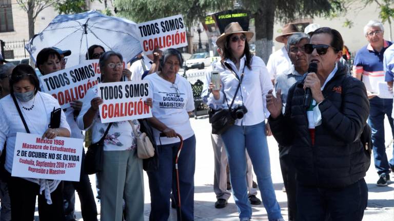 $!La Plaza de Armas de Saltillo se ha convertido en escenario de manifestaciones de los maestros de la Coalición de trabajadores de la educación pública de Coahuila.