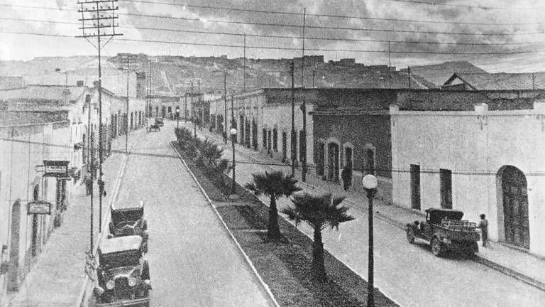 $!Calle Morelos, al lado derecho, el cuarto edificio pertenece a la Sociedad Manuel Acuña. En la parte superior, se aprecia un pico que corresponde al escenario.