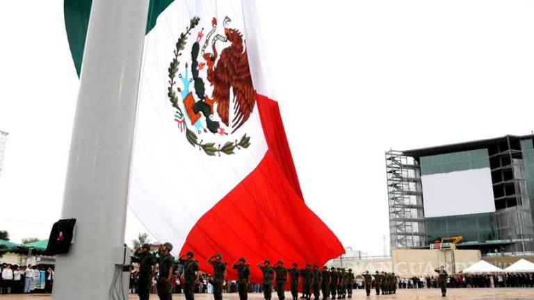 Monumental Bandera de la Plaza Mayor, una las más grandes de México