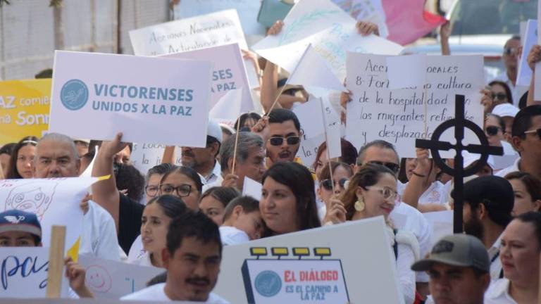 Los organizadores convocaron a guardar un minuto de silencio en memoria de las personas que han perdido la vida a causa de la violencia.