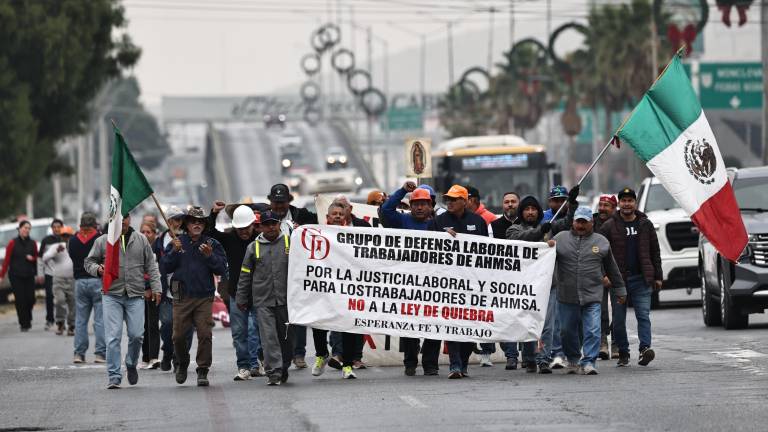 $!Trabajadores de AHMSA durante la marcha kilométrica hasta la ciudad de Saltillo para exigir sus derechos laborales.