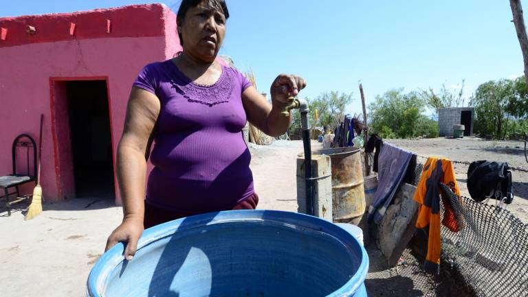 $!La población vulnerable es la que ya resiente la escasez de agua. En algunos poblados se abastece con pipas, o incluso, con agua donada.