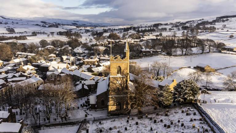 $!La Iglesia de St Margaret en Hawes, North Yorkshire, está rodeada de nieve, Inglaterra. AP/Danny Lawson/PA