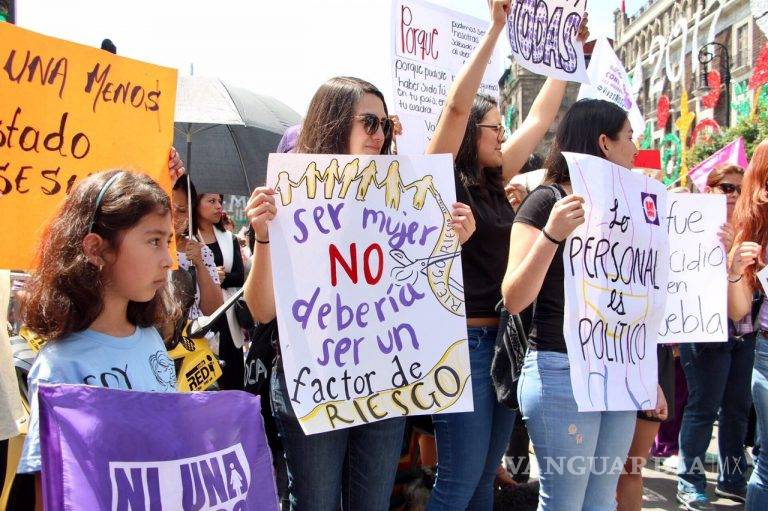 $!'Dejen de matarnos', mujeres marchan y exigen justicia por el asesinato de Mara