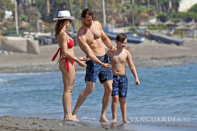 $!Santiago convive con frecuencia con Angelique Boyer, pareja de su padre.