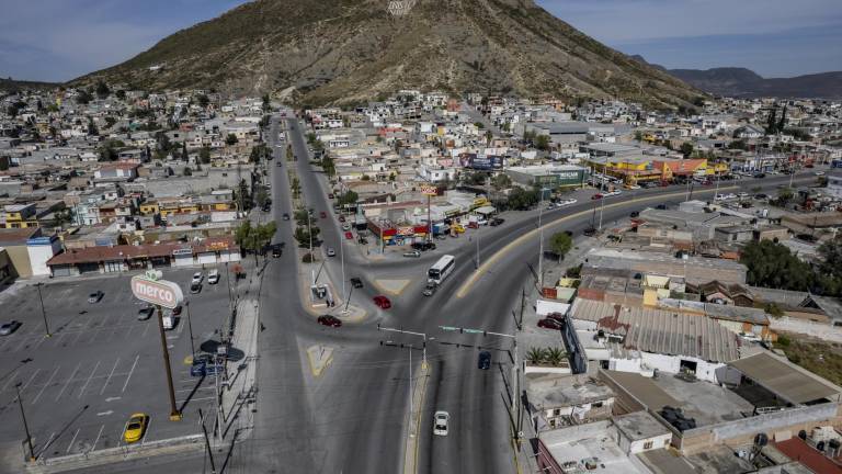 $!El desarrollo urbano en la ciudad se olvidó de los peatones y los planes de crecimiento actuales no contemplan a las personas que viajan a pie ni siquiera al margen de su políticas.