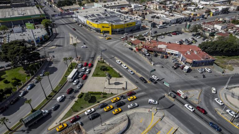 $!Este cruce es un auténtico deporte extremo para los peatones. Las autoridades instalaron hace años un puente peatonal, pero los comerciantes de la zona dicen que lo que falta es cultura vial.