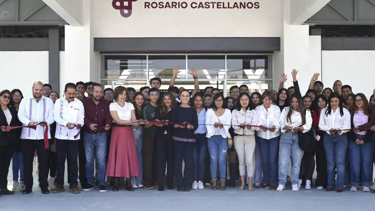 Destacó que el país enfrenta un déficit de más de 600 mil espacios universitarios, por lo que la creación de nuevas instituciones es una prioridad nacional.