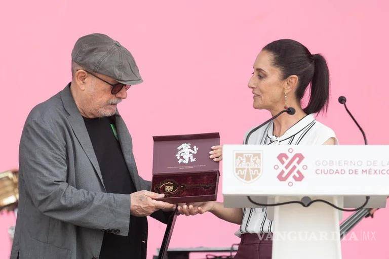 $!Beatriz Gutiérrez, Citlalli Hernández y hasta Gatell fueron a concierto de Silvio Rodríguez en el Zócalo, pese a quinta ola COVID