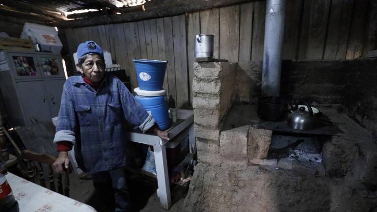 $!Algunos habitantes de San Rafael logran reconstruir su casa con material donado, bloques de adobe y láminas de remate.