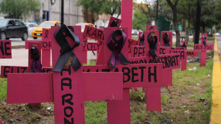 $!El antimonumento en honor de las víctimas de feminicidio, donde desafortunadamente cada vez más se le suman cruces.