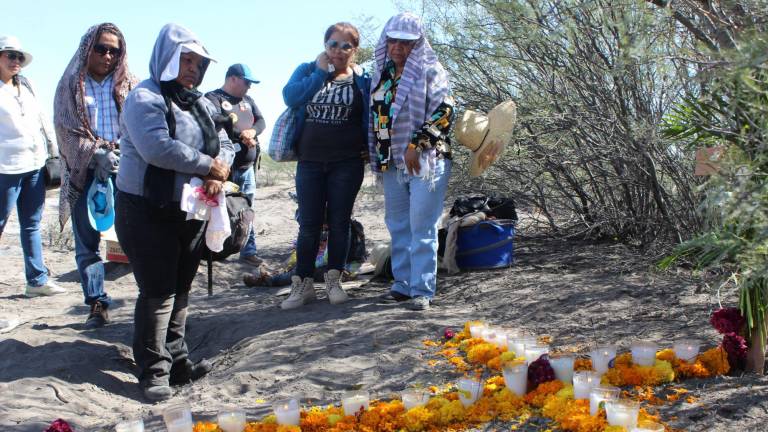 $!En el ejido Patrocinio, en San Pedro, Coahuila, el Grupo Vida ha encontrado miles de restos óseos. En la imagen, un día de Muertos en honor a esas personas que mataron en la llamada “zona de exterminio”.