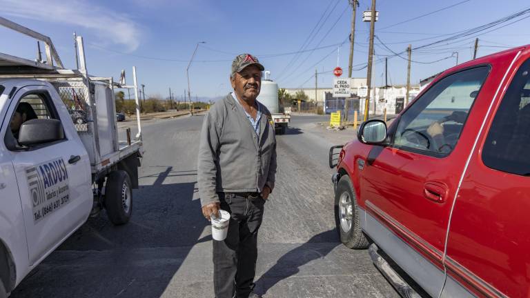 $!Los extrabajadores de AHMSa han tenido que subsister mediante el boteo en las calles, aunque ya empiezan a recibir insultos de la gente.