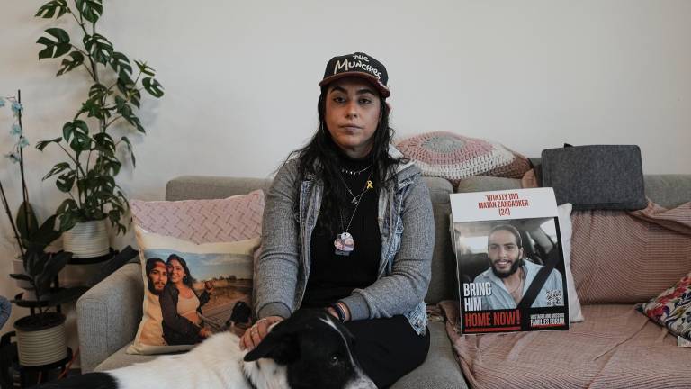 La rehén liberada Ilana Gritzewsky en su apartamento en Kiryat Gat, Israel, junto a fotos de su novio, Matan Zangauker, que sigue retenido por Hamás en Gaza.