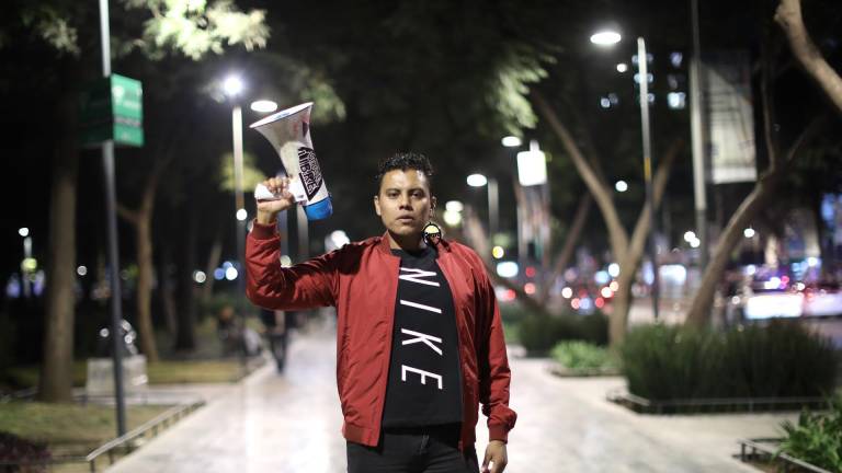 $!Luchar contra el estigma y el desabastecimiento de medicamentos para el VIH convirtieron a Alaín Pinzón en un símbolo del activismo para quienes viven con esta enfermedad en México. EFE/Sáshenka Gutiérrez