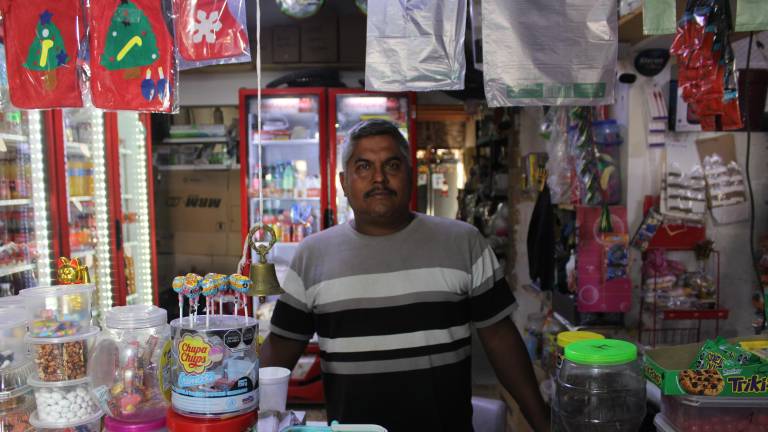 $!Armando Prado, extrabajador de Wrangler, ha decidido invertir parte de su liquidación en una miscelánea que ya tenía, pero asegura que seguirá buscando empleo.