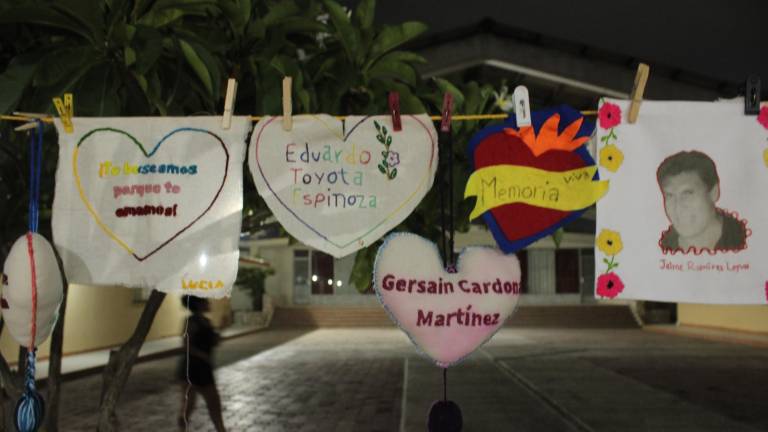 $!El bordado de corazones y nombres de desaparecidos, es una herramienta de memoria, para recordarle al Estado que está desaparecido.