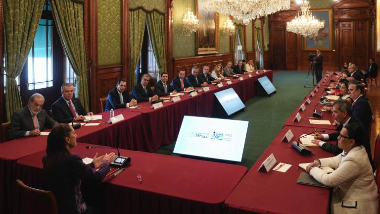 La presidenta Claudia Sheinbaum Pardo sostuvo una reunión privada en Palacio Nacional con empresarios de los principales consorcios de México y miembros de su gabinete, donde abordaron temas económicos.