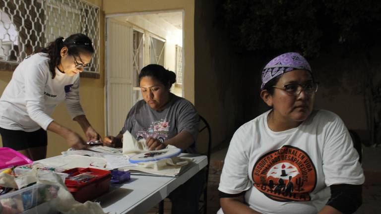 $!Lizeth y su hermana Carmen Cardona Martínez heredaron la búsqueda de su padre a la muerte de la madre.