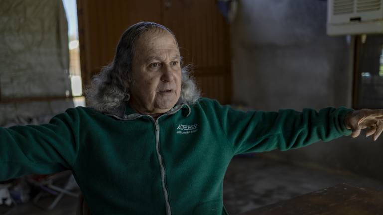 $!Sergio Kobel, ambientalista de la región, denuncia que se permitió sacar materiales y hacer tajos de forma desordenada.