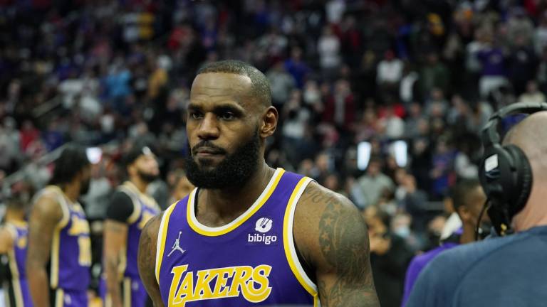 $!LeBron James de los Lakers de Los Ángeles abandona partido
