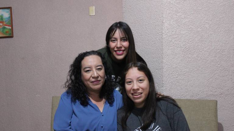 $!A la derecha, Andy, diagnosticada con lupus, a la izquierda su madre Ana Rosa y arriba su hermana Ana Sofía, quienes siempre la han acompañado.