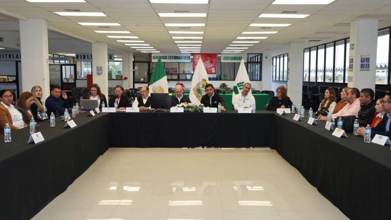 Jesús Alfredo Oyervides Valdés preside la sesión del Consejo de Vinculación y Pertinencia en la UTRCC.