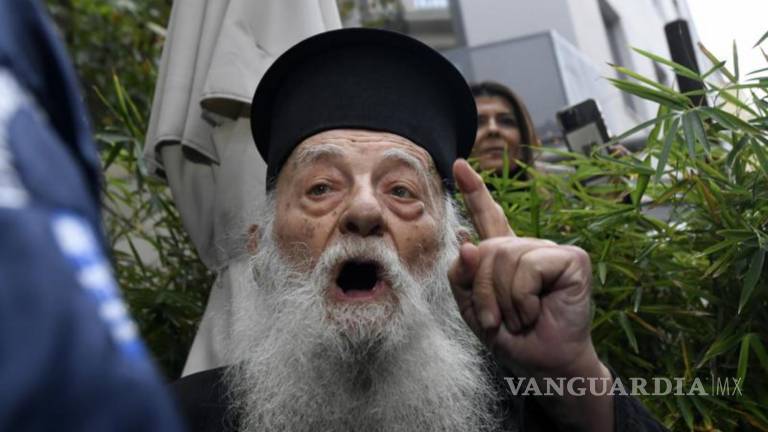Sacerdote ortodoxo llama “hereje” al papa Francisco en Atenas