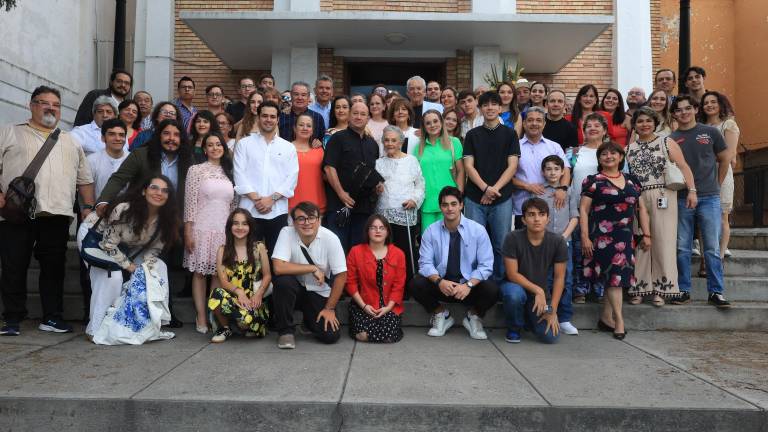 $!Más de un centenar de familiares, entre sobrinos y sobrinos nietos, festejaron La Tía Coco por sus 100 años de vida. Ella asegura que no se siente vieja.
