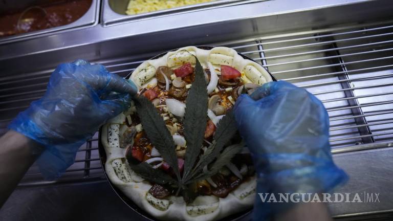 Crean en Tailandia una pizza cubierta con una hoja de cannabis
