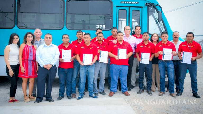 Se gradúan 14 operadores certificados de empresa de transporte urbano