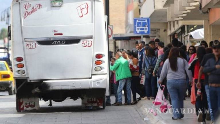 Pasan calvario ciudadanos por falta y abusos de transporte público en Saltillo