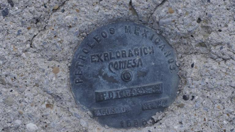 $!En el centro de la cima del volcán hay una placa de Pemex que data de 1980. Se dice que en esta área hay presencia de gas y petróleo.