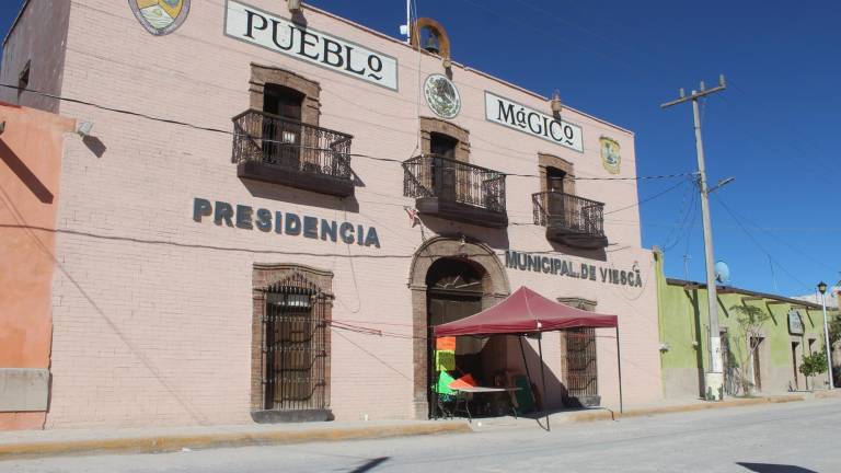 $!Habitantes del Pueblo Mágico de Viesca han puesto un plantón en el Ayuntamiento pidiendo explicaciones.