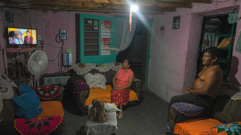$!En el ejido Tuxtepec viven 15 familias que por años no tuvieron luz, hasta que gracias a un programa del gobierno pudieron ver en la oscuridad, ahora no dejan de ver las telenovelas.