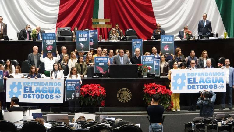 CIUDAD DE MÉXICO, 03DICIEMBRE2025.- El diputado panista Paulo Gonzalo Martínez López, secretario de la Comisión de Recursos Hidráulicos, Agua Potable y Saneamiento, hace uso de la tribuna durante la discusión de la llamada Ley de Aguas en el recinto legislativo de San Lázaro. FOTO: GALO CAÑAS/CUARTOSCURO.COM