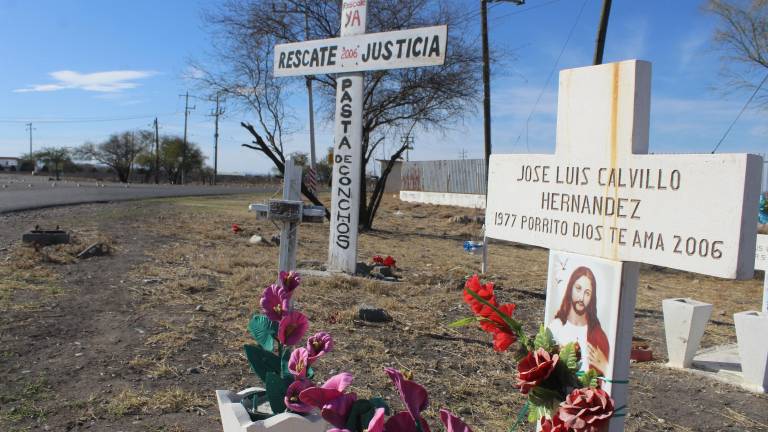 $!La cruz que exigía el rescate de los cuerpos de Pasta de Conchos fue clavada por Guillermo Iglesias; la zona a la postre se convirtió en el memorial de las tragedias mineras.